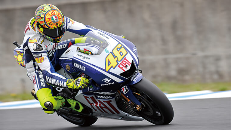 コーナリング50年史|【コーナリング50年史】2000年代「MotoGP開幕」!なぜロッシの“足出し”は世界中に広まったのか?【青木宣篤も解説】