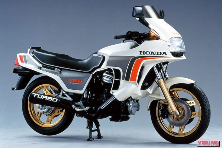 1981年に発売された、ホンダのCX500 ターボの車両写真｜「バックミラー越しでもひと目でわかる…」日本では滅多に見ない45年前の激レアホンダ車。同社初のターボ搭載モデルとしてとんでもないスペックを実現した［CX500 TURBO］
