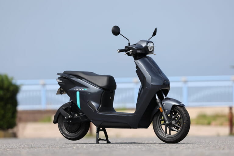 ヤマハJOG E|【日常生活の新アイテムに!】原付一種の電動スクーターヤマハJOG Eに全日本ライダー岡崎静夏が試乗!