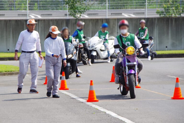 【埼玉県の高校生二輪車安全運転講習レポ】改正道交法に対応し、新基準原付で受講する生徒の姿も！｜【埼玉県の高校生二輪車安全運転講習レポ】改正道交法に対応し、新基準原付で受講する生徒の姿も！