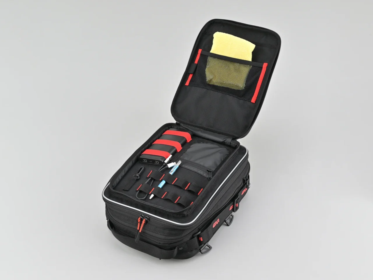 |伝統のGIVIテイストが超進化して復活! 26Lまで化ける万能タンクバッグ「CLA01」は全ライダー必見の仕上がりだ