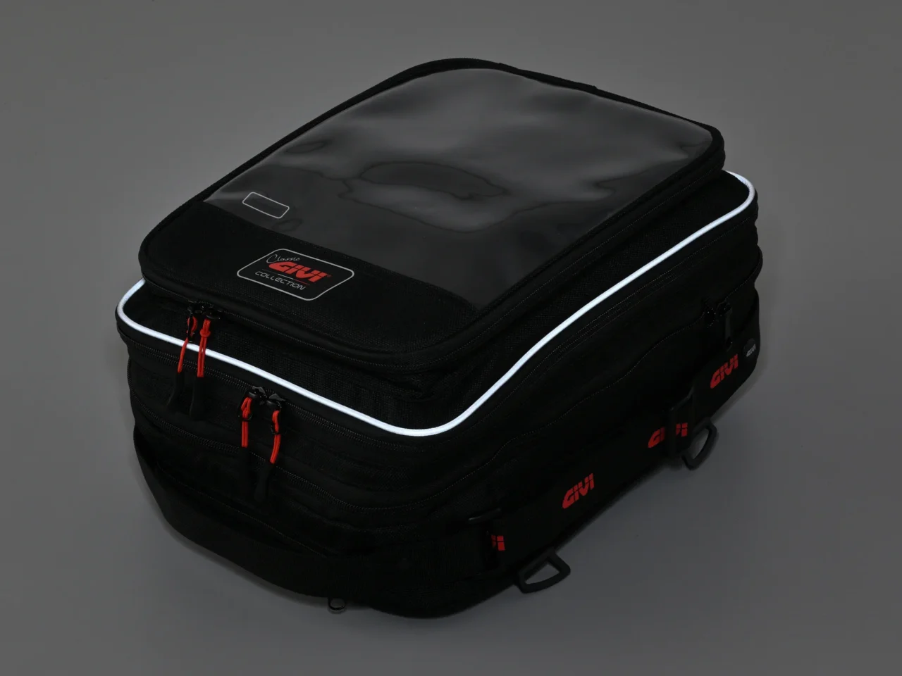 |伝統のGIVIテイストが超進化して復活! 26Lまで化ける万能タンクバッグ「CLA01」は全ライダー必見の仕上がりだ