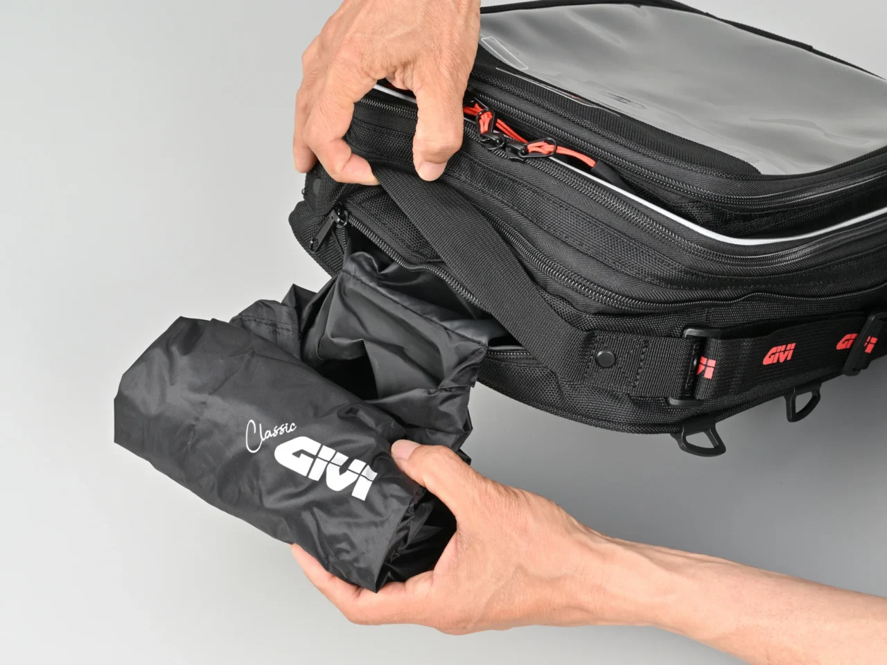 |伝統のGIVIテイストが超進化して復活! 26Lまで化ける万能タンクバッグ「CLA01」は全ライダー必見の仕上がりだ