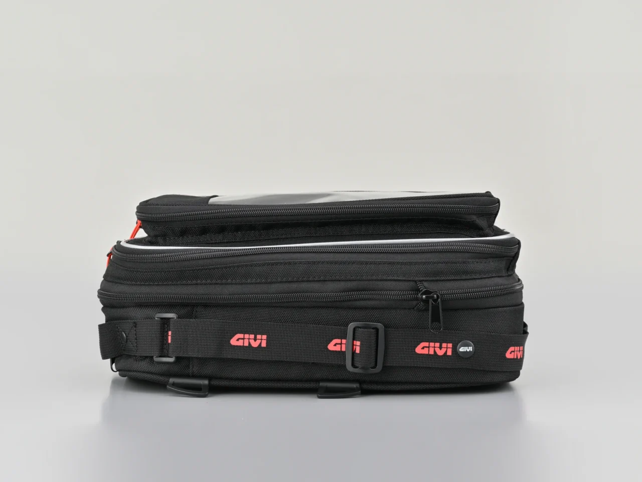 |伝統のGIVIテイストが超進化して復活! 26Lまで化ける万能タンクバッグ「CLA01」は全ライダー必見の仕上がりだ