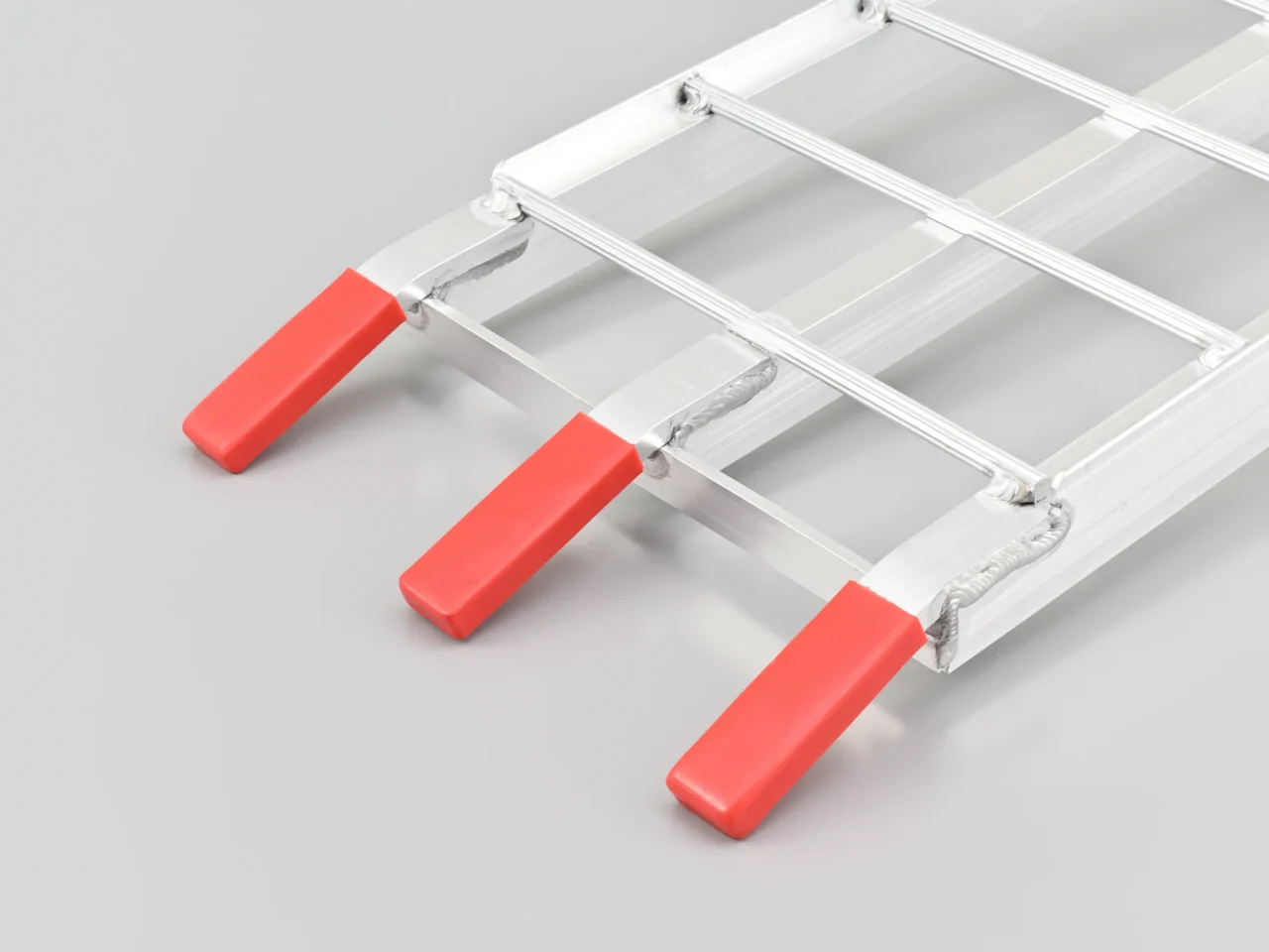 デイトナ_湾曲アルミラダーレール|腹擦り&底打ちの恐怖からサヨナラ! デイトナから340kg対応の湾曲アルミラダーレールが新発売【トランポ&ガレージ派必見】