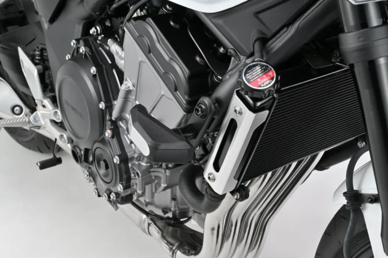 CB400SF用パーツ|注目のEクラッチ搭載!新型CB400SF用パーツが一挙登場!キャリア&プロテクターでツーリング性能アップ!