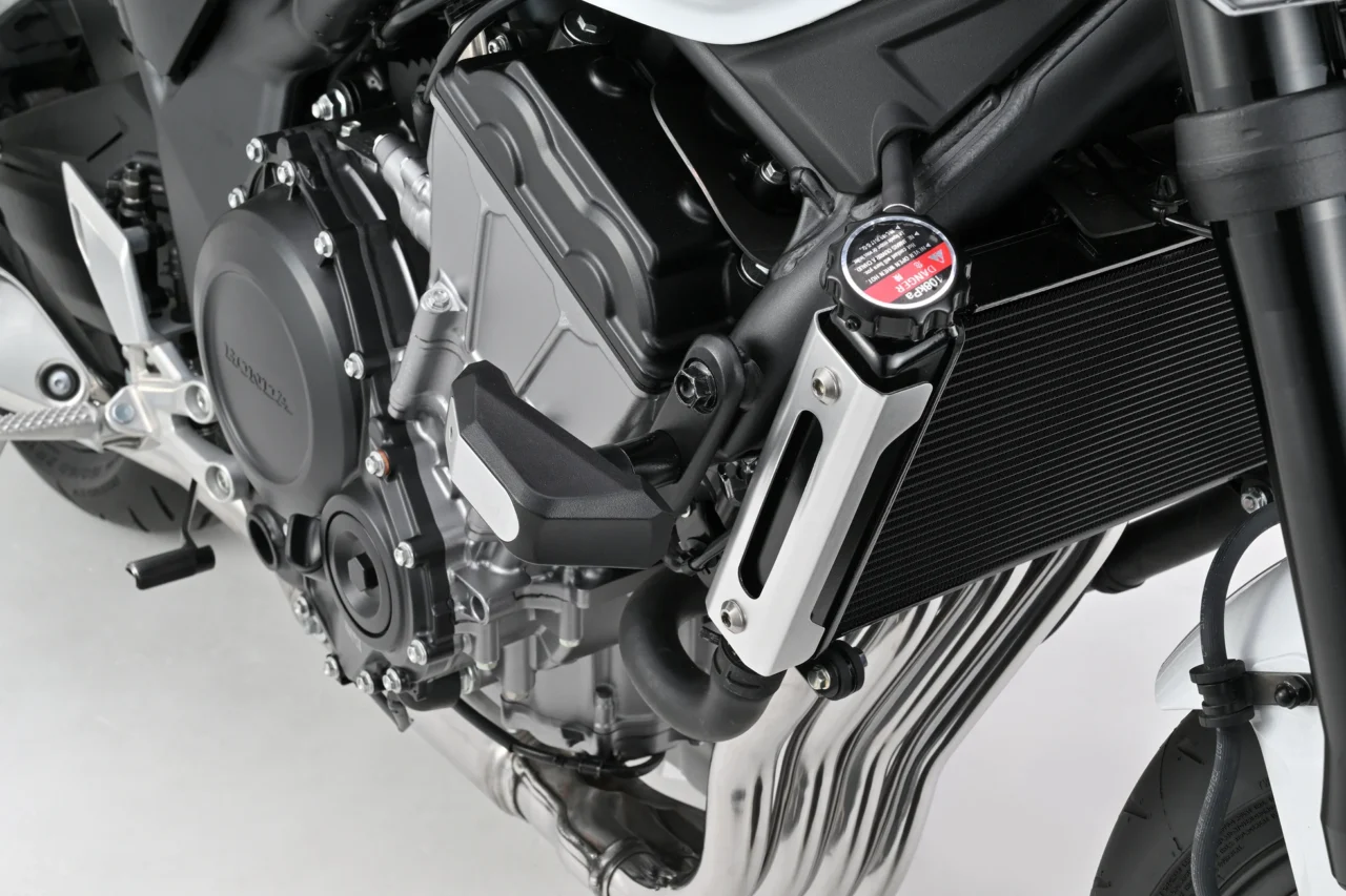 CB400SF用パーツ|注目のEクラッチ搭載!新型CB400SF用パーツが一挙登場!キャリア&プロテクターでツーリング性能アップ!