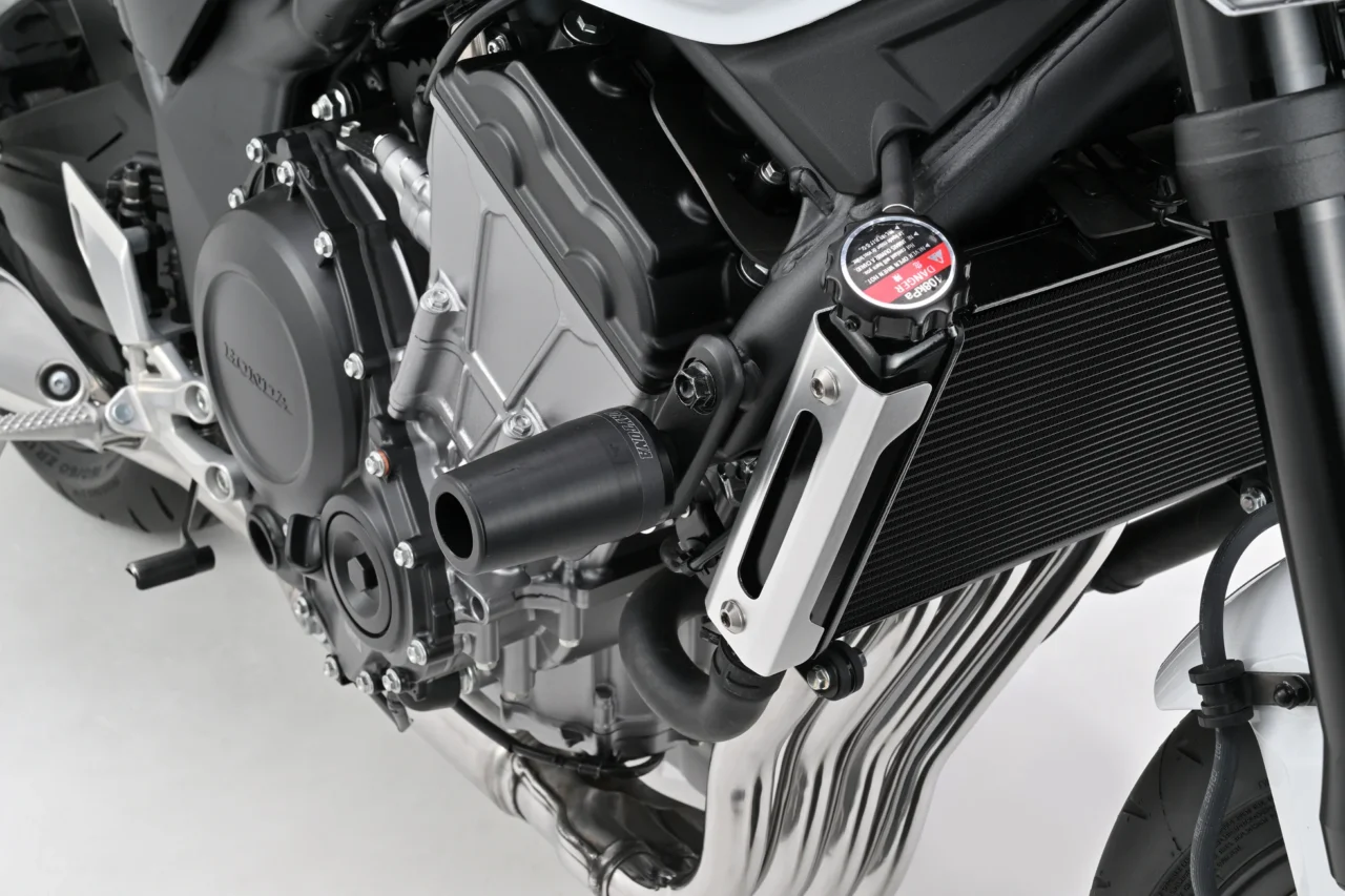 CB400SF用パーツ|注目のEクラッチ搭載!新型CB400SF用パーツが一挙登場!キャリア&プロテクターでツーリング性能アップ!