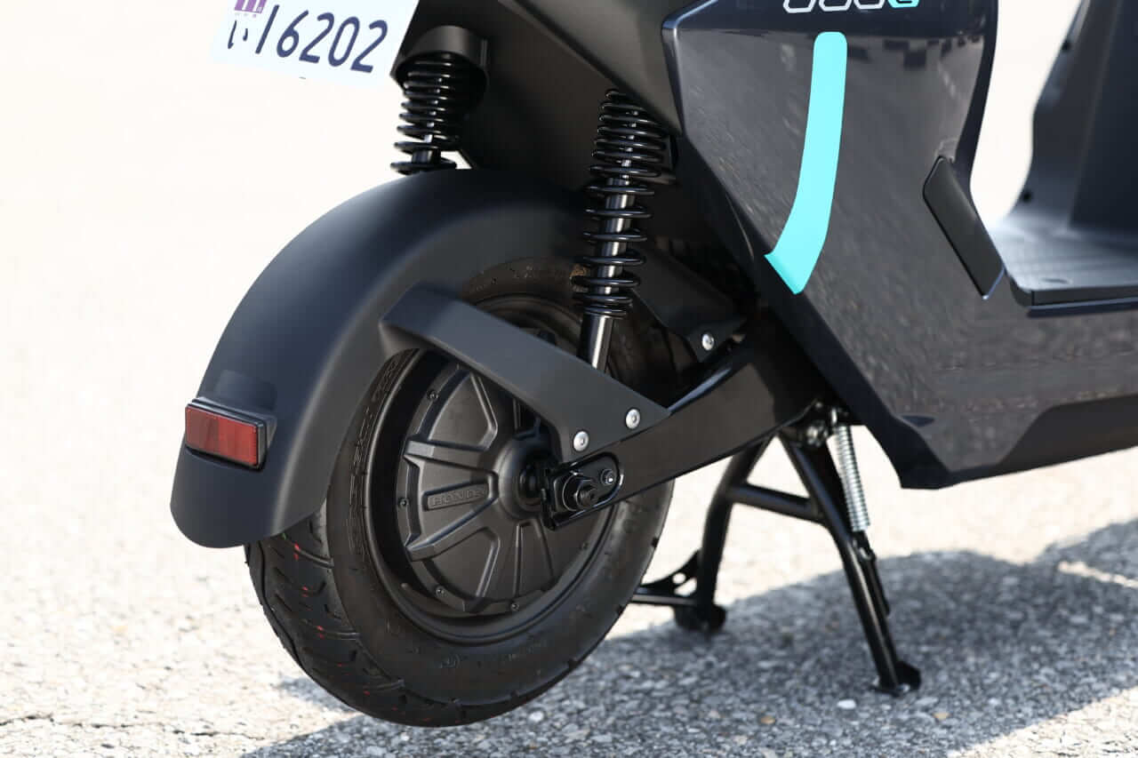 ヤマハJOG E｜【日常生活の新アイテムに！】原付一種の電動スクーターヤマハJOG Eに全日本ライダー岡崎静夏が試乗！
