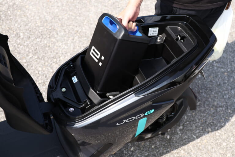 ヤマハJOG E|【日常生活の新アイテムに!】原付一種の電動スクーターヤマハJOG Eに全日本ライダー岡崎静夏が試乗!