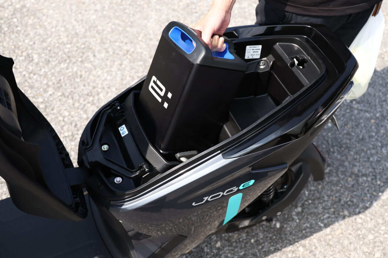 ヤマハJOG E|【日常生活の新アイテムに!】原付一種の電動スクーターヤマハJOG Eに全日本ライダー岡崎静夏が試乗!