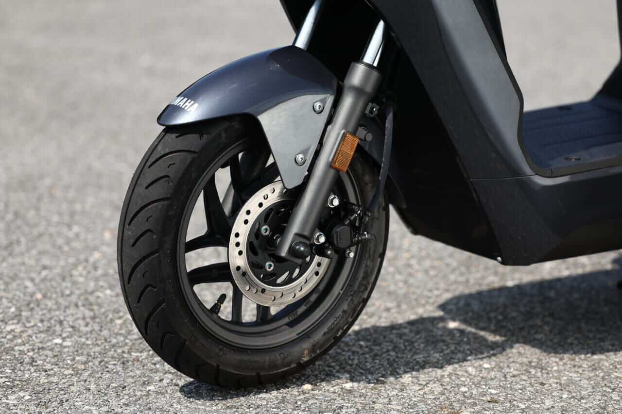 ヤマハJOG E|【日常生活の新アイテムに!】原付一種の電動スクーターヤマハJOG Eに全日本ライダー岡崎静夏が試乗!