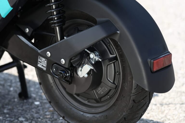 ヤマハJOG E|【日常生活の新アイテムに!】原付一種の電動スクーターヤマハJOG Eに全日本ライダー岡崎静夏が試乗!