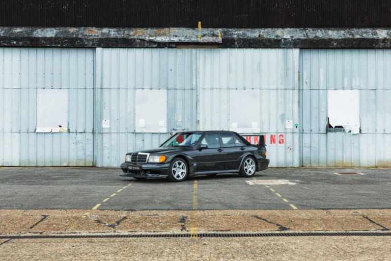 メルセデスベンツ190 E 2.5-16エボリューション2を左前から撮影した写真｜「いくらなんでも大げさ過ぎ…」BMWに嘲笑された“190 E 2.5-16 エボⅡ”。オークションでは意外な価格に。おじさん達が少年だった頃の憧れのクルマを深堀り