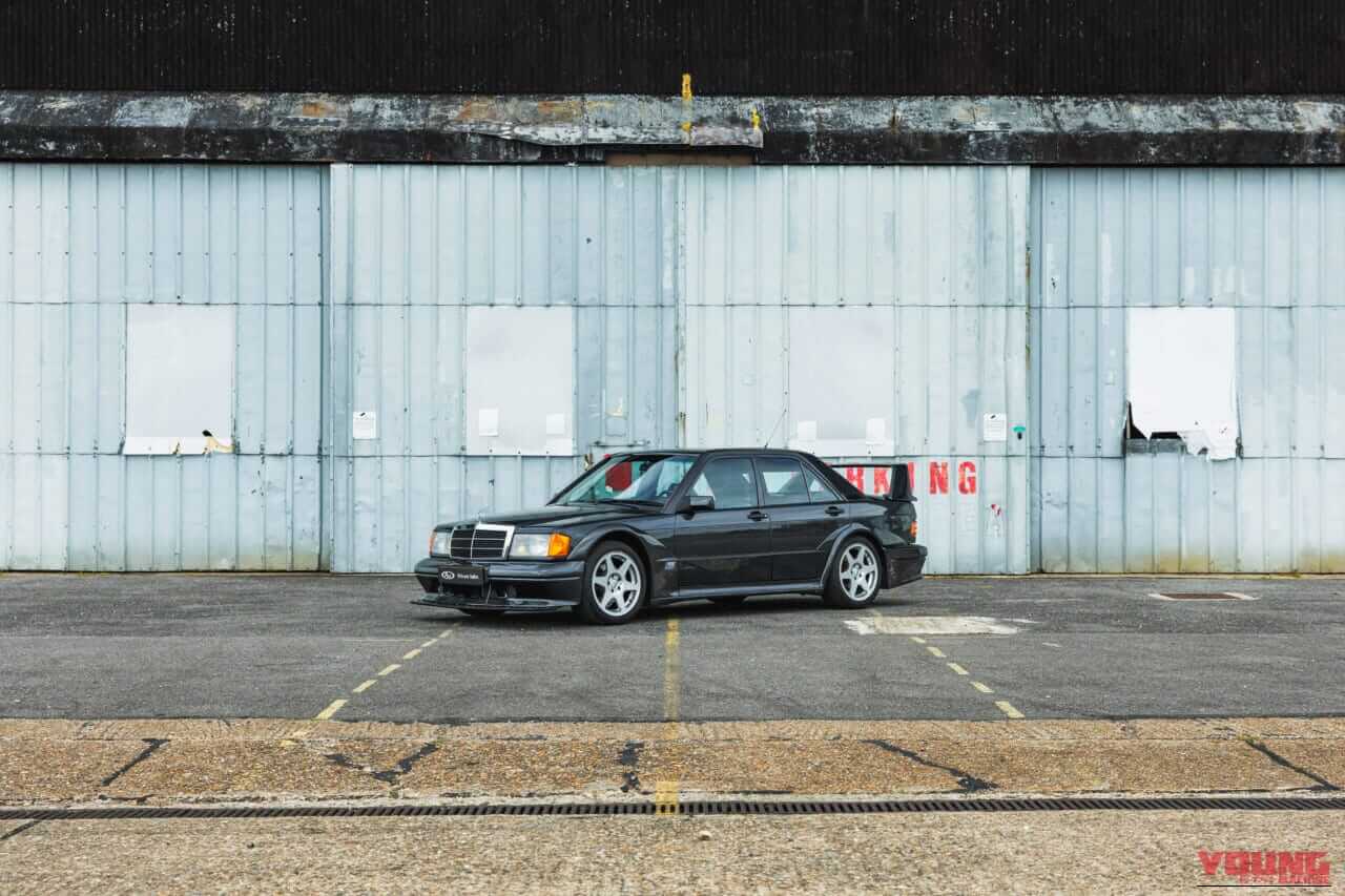 メルセデスベンツ190 E 2.5-16エボリューション2を左前から撮影した写真|「いくらなんでも大げさ過ぎ…」BMWに嘲笑された“190 E 2.5-16 エボⅡ”。オークションでは意外な価格に。おじさん達が少年だった頃の憧れのクルマを深堀り