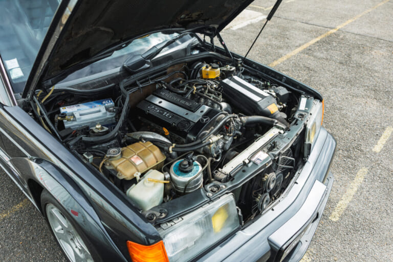 メルセデスベンツ190 E 2.5-16エボリューション2のエンジンルーム｜「いくらなんでも大げさ過ぎ…」BMWに嘲笑された“190 E 2.5-16 エボⅡ”。オークションでは意外な価格に。おじさん達が少年だった頃の憧れのクルマを深堀り