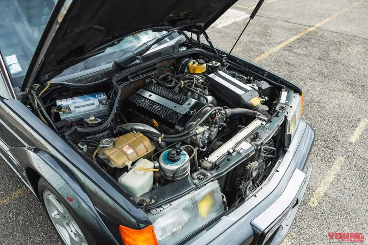 メルセデスベンツ190 E 2.5-16エボリューション2のエンジンルーム|「いくらなんでも大げさ過ぎ…」BMWに嘲笑された“190 E 2.5-16 エボⅡ”。オークションでは意外な価格に。おじさん達が少年だった頃の憧れのクルマを深堀り