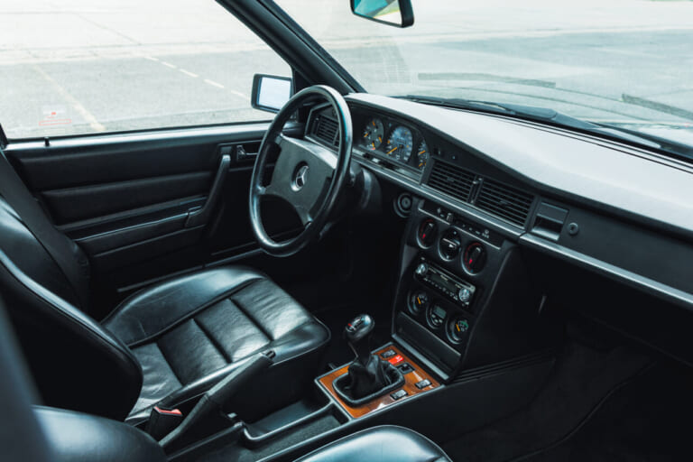 メルセデスベンツ190 E 2.5-16エボリューション2の車内、運転席｜「いくらなんでも大げさ過ぎ…」BMWに嘲笑された“190 E 2.5-16 エボⅡ”。オークションでは意外な価格に。おじさん達が少年だった頃の憧れのクルマを深堀り