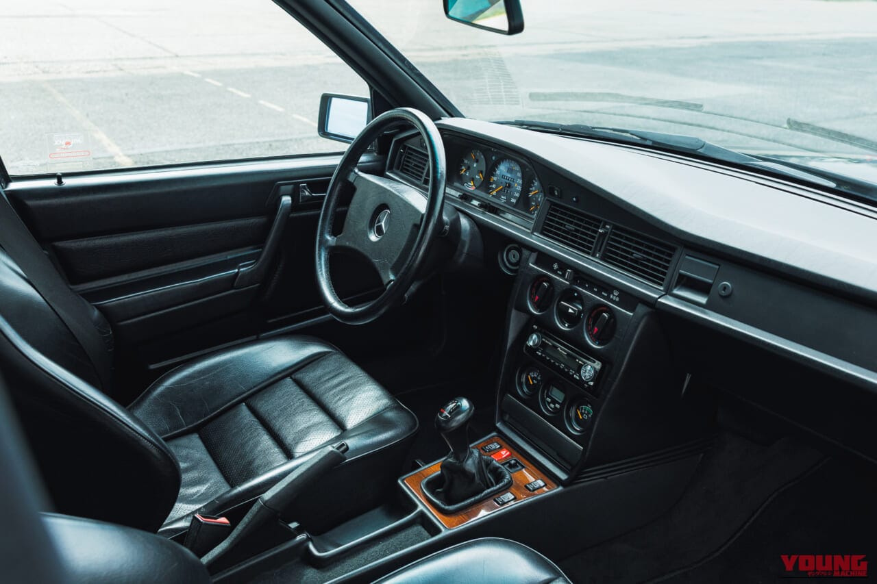 メルセデスベンツ190 E 2.5-16エボリューション2の車内、運転席|「いくらなんでも大げさ過ぎ…」BMWに嘲笑された“190 E 2.5-16 エボⅡ”。オークションでは意外な価格に。おじさん達が少年だった頃の憧れのクルマを深堀り