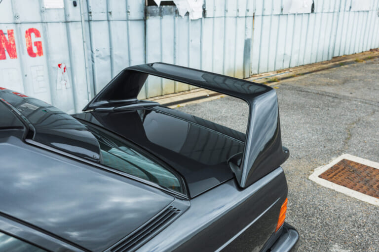 メルセデスベンツ190 E 2.5-16エボリューション2のリアウィング｜「いくらなんでも大げさ過ぎ…」BMWに嘲笑された“190 E 2.5-16 エボⅡ”。オークションでは意外な価格に。おじさん達が少年だった頃の憧れのクルマを深堀り