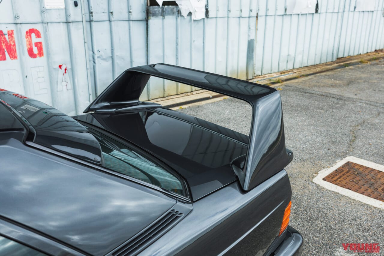 メルセデスベンツ190 E 2.5-16エボリューション2のリアウィング｜「いくらなんでも大げさ過ぎ…」BMWに嘲笑された“190 E 2.5-16 エボⅡ”。オークションでは意外な価格に。おじさん達が少年だった頃の憧れのクルマを深堀り