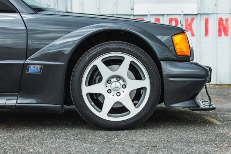 メルセデスベンツ190 E 2.5-16エボリューション2の右フロントタイヤ|「いくらなんでも大げさ過ぎ…」BMWに嘲笑された“190 E 2.5-16 エボⅡ”。オークションでは意外な価格に。おじさん達が少年だった頃の憧れのクルマを深堀り