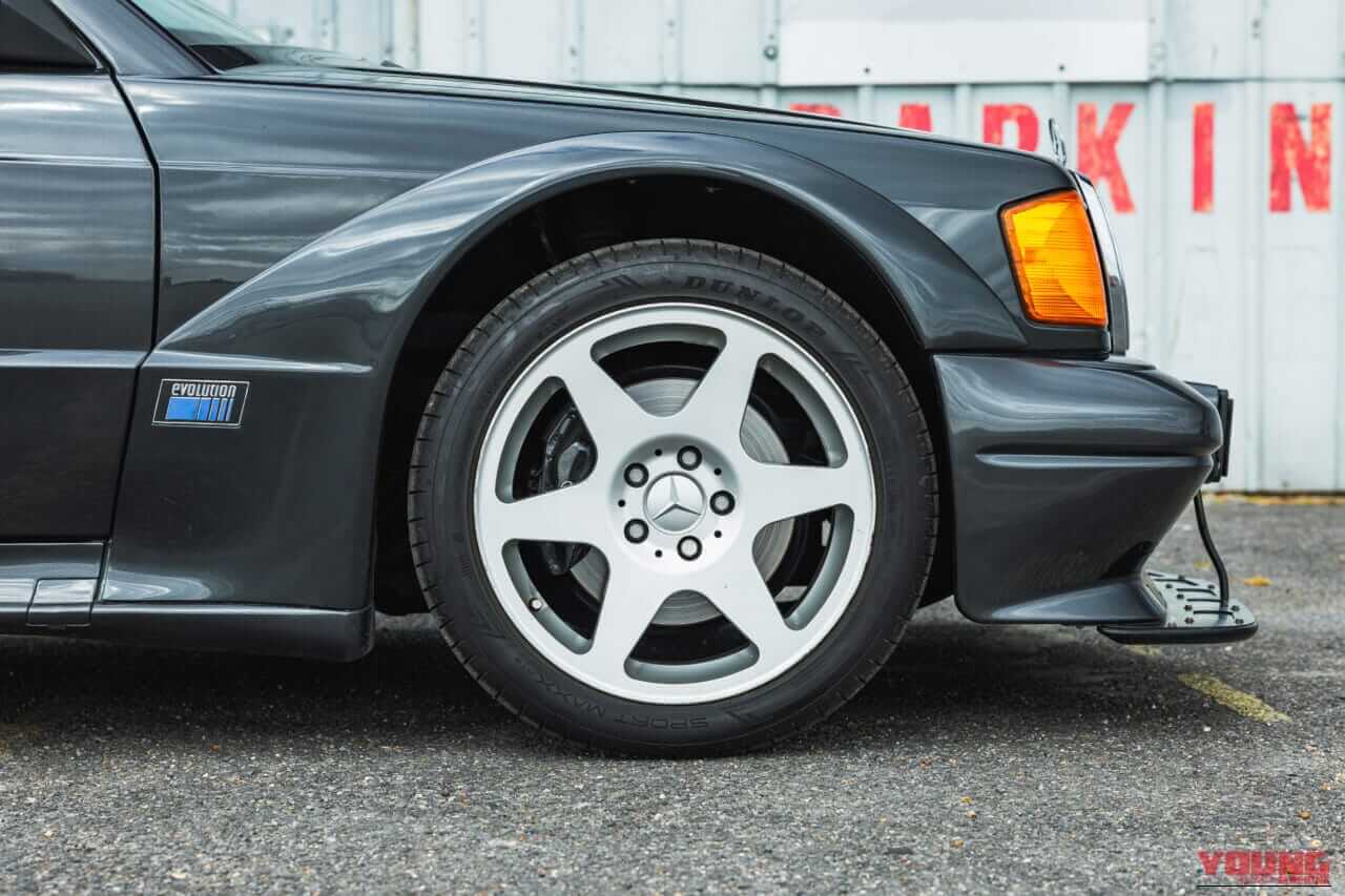 メルセデスベンツ190 E 2.5-16エボリューション2の右フロントタイヤ｜「いくらなんでも大げさ過ぎ…」BMWに嘲笑された“190 E 2.5-16 エボⅡ”。オークションでは意外な価格に。おじさん達が少年だった頃の憧れのクルマを深堀り