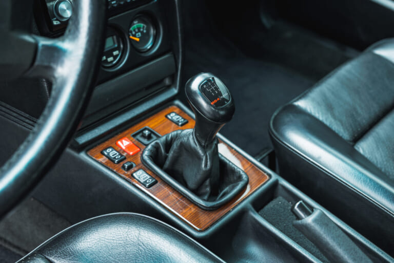 メルセデスベンツ190 E 2.5-16エボリューション2の車内、シフトノブの写真｜「いくらなんでも大げさ過ぎ…」BMWに嘲笑された“190 E 2.5-16 エボⅡ”。オークションでは意外な価格に。おじさん達が少年だった頃の憧れのクルマを深堀り