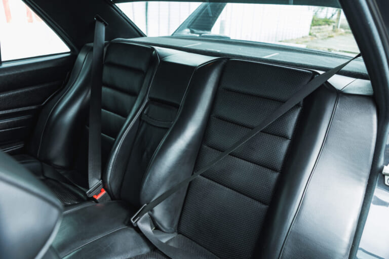 メルセデスベンツ190 E 2.5-16エボリューション2の車内、リアシートの写真｜「いくらなんでも大げさ過ぎ…」BMWに嘲笑された“190 E 2.5-16 エボⅡ”。オークションでは意外な価格に。おじさん達が少年だった頃の憧れのクルマを深堀り
