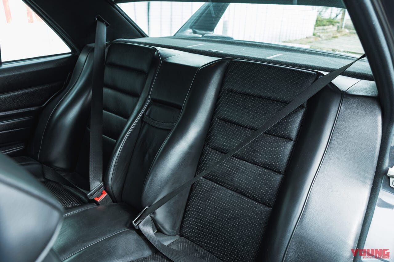 メルセデスベンツ190 E 2.5-16エボリューション2の車内、リアシートの写真|「いくらなんでも大げさ過ぎ…」BMWに嘲笑された“190 E 2.5-16 エボⅡ”。オークションでは意外な価格に。おじさん達が少年だった頃の憧れのクルマを深堀り