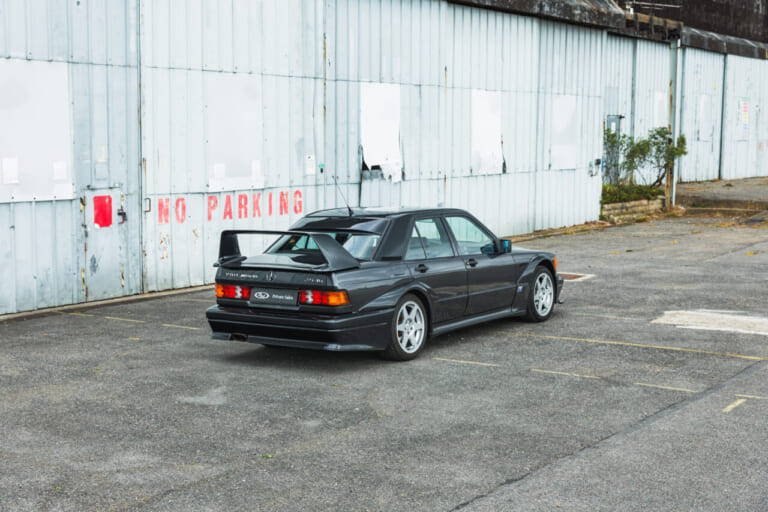 メルセデスベンツ190 E 2.5-16エボリューション2のリアビュー|「いくらなんでも大げさ過ぎ…」BMWに嘲笑された“190 E 2.5-16 エボⅡ”。オークションでは意外な価格に。おじさん達が少年だった頃の憧れのクルマを深堀り