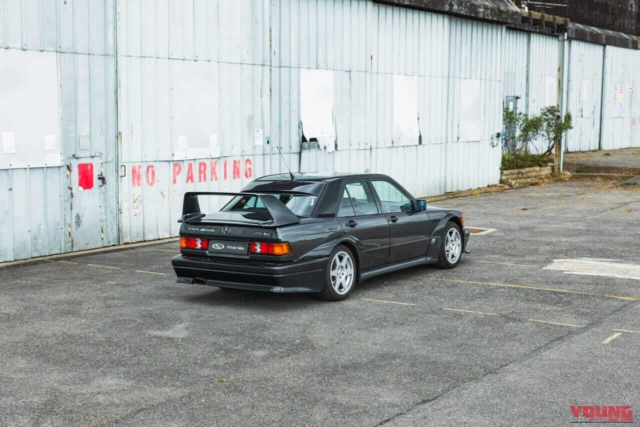 メルセデスベンツ190 E 2.5-16エボリューション2のリアビュー｜「いくらなんでも大げさ過ぎ…」BMWに嘲笑された“190 E 2.5-16 エボⅡ”。オークションでは意外な価格に。おじさん達が少年だった頃の憧れのクルマを深堀り
