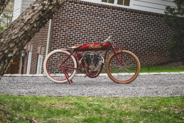1915年製の、インディアン・モーターサイクルの、 8バルブ ツイン ボードトラックレーサー｜「コレはマジでスゴいわ…」とんでもない性能を持つ100年前のバイク。「命知らずのモンスター」マシン。［インディアン 8バルブ ツイン ボードトラックレーサー］