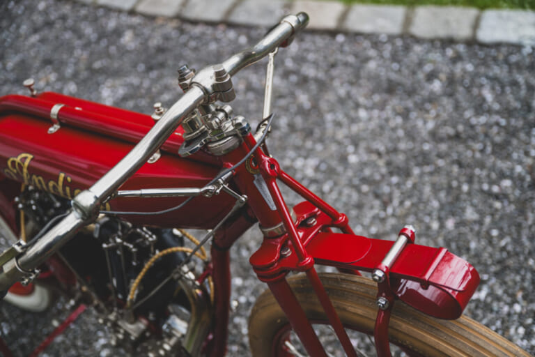 1915年製の、インディアン・モーターサイクルの、 8バルブ ツイン ボードトラックレーサー｜「コレはマジでスゴいわ…」とんでもない性能を持つ100年前のバイク。「命知らずのモンスター」マシン。［インディアン 8バルブ ツイン ボードトラックレーサー］