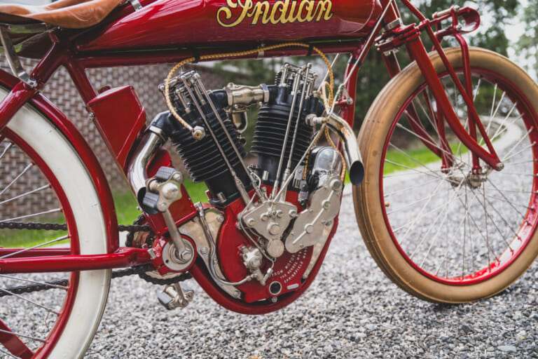 1915年製の、インディアン・モーターサイクルの、 8バルブ ツイン ボードトラックレーサーのエンジン部分｜「コレはマジでスゴいわ…」とんでもない性能を持つ100年前のバイク。「命知らずのモンスター」マシン。［インディアン 8バルブ ツイン ボードトラックレーサー］