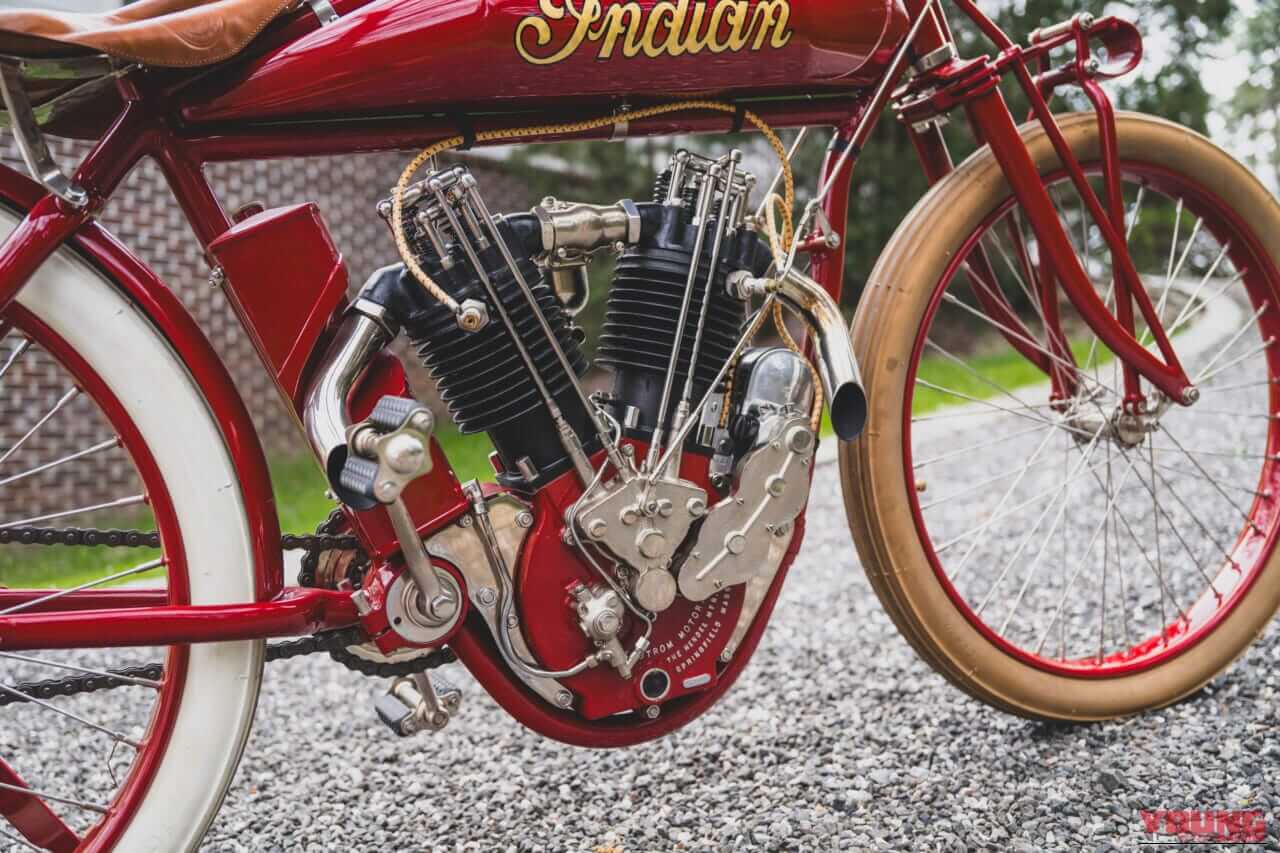 1915年製の、インディアン・モーターサイクルの、 8バルブ ツイン ボードトラックレーサーのエンジン部分｜「コレはマジでスゴいわ…」とんでもない性能を持つ100年前のバイク。「命知らずのモンスター」マシン。［インディアン 8バルブ ツイン ボードトラックレーサー］