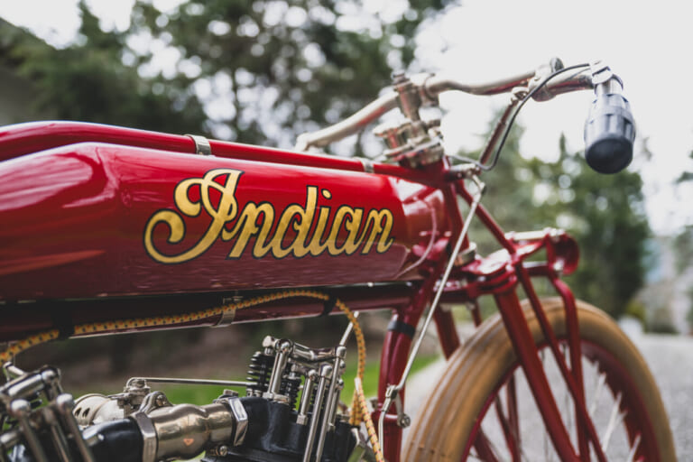 1915年製の、インディアン・モーターサイクルの、 8バルブ ツイン ボードトラックレーサーの燃料タンク部分｜「コレはマジでスゴいわ…」とんでもない性能を持つ100年前のバイク。「命知らずのモンスター」マシン。［インディアン 8バルブ ツイン ボードトラックレーサー］