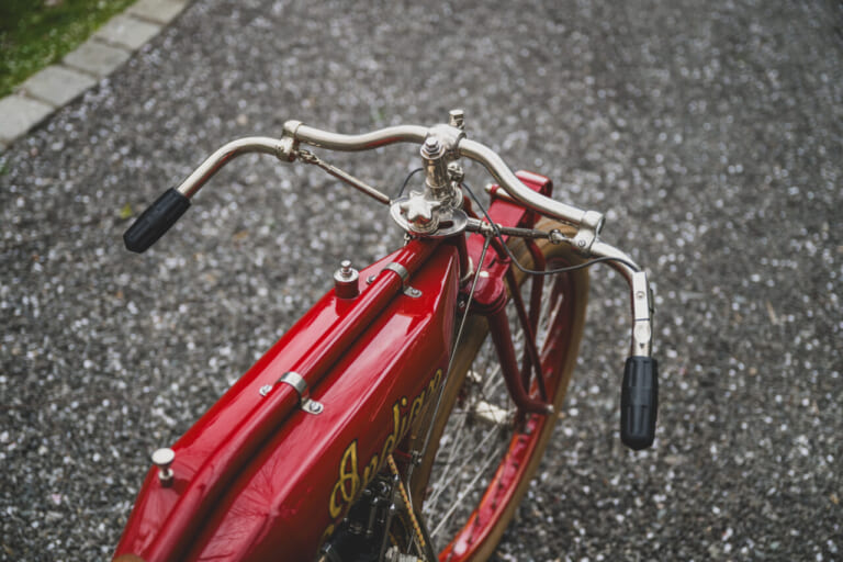 1915年製の、インディアン・モーターサイクルの、 8バルブ ツイン ボードトラックレーサーのハンドル部分｜「コレはマジでスゴいわ…」とんでもない性能を持つ100年前のバイク。「命知らずのモンスター」マシン。［インディアン 8バルブ ツイン ボードトラックレーサー］