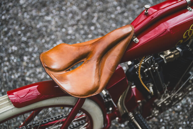 1915年製の、インディアン・モーターサイクルの、 8バルブ ツイン ボードトラックレーサーのサドルシート｜「コレはマジでスゴいわ…」とんでもない性能を持つ100年前のバイク。「命知らずのモンスター」マシン。［インディアン 8バルブ ツイン ボードトラックレーサー］