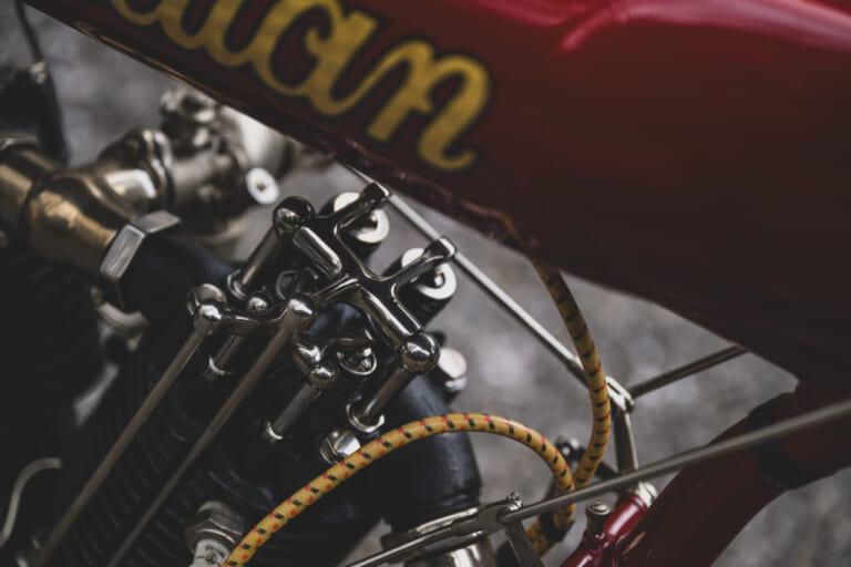 1915年製、インディアン・モーターサイクルの、8バルブ ツイン ボードトラックレーサーのエンジン、バルブとロッカーアーム｜「コレはマジでスゴいわ…」とんでもない性能を持つ100年前のバイク。「命知らずのモンスター」マシン。［インディアン 8バルブ ツイン ボードトラックレーサー］