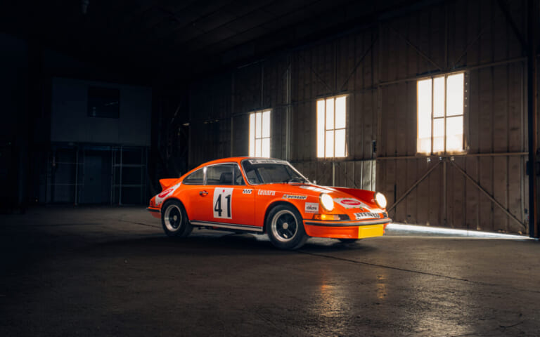 倉庫内に停車している、1973年製ポルシェ911カレラ RS 2.7 ツーリング｜「オリジナルを保っているのは珍しい…」50年以上前のクルマとは思えないコンディション。エアコンもパワーウィンドウもそのまま！ 伝説の名車［ポルシェ 911カレラ RS2.7］