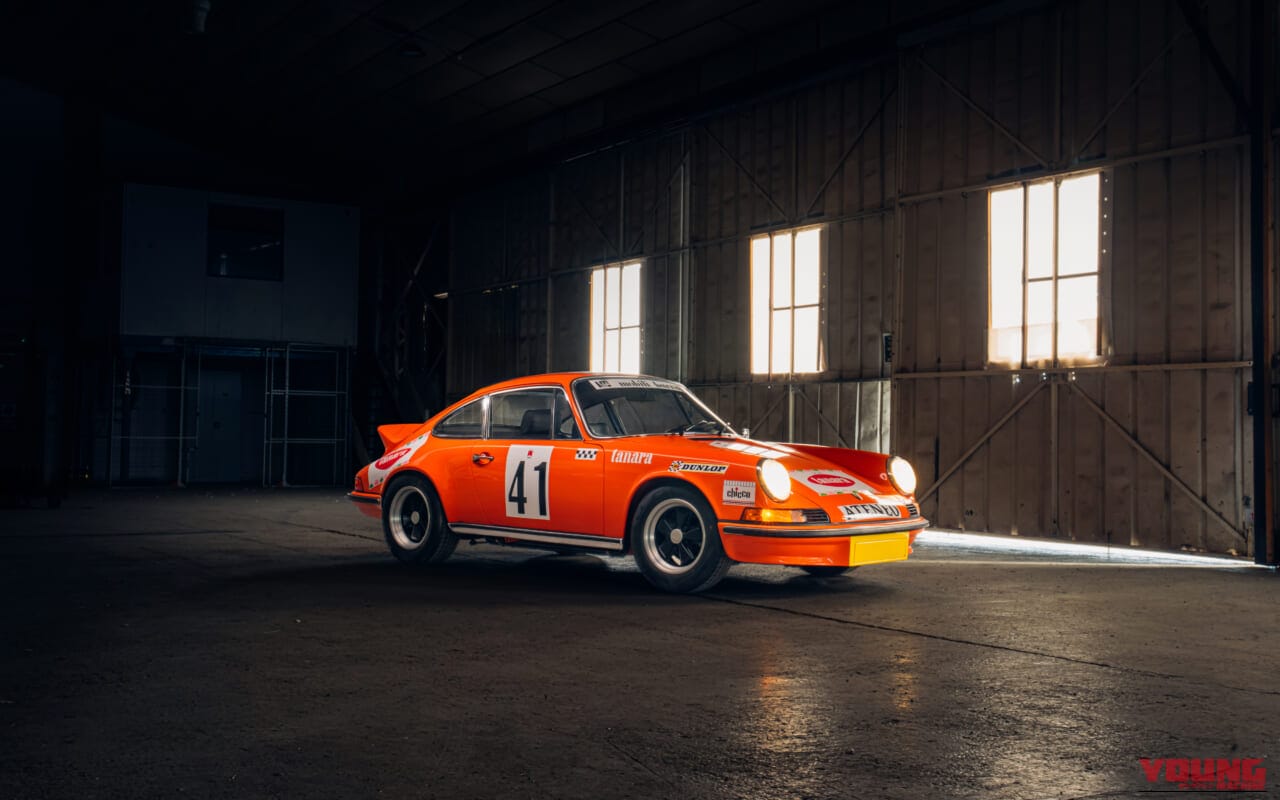 倉庫内に停車している、1973年製ポルシェ911カレラ RS 2.7 ツーリング｜「オリジナルを保っているのは珍しい…」50年以上前のクルマとは思えないコンディション。エアコンもパワーウィンドウもそのまま！ 伝説の名車［ポルシェ 911カレラ RS2.7］