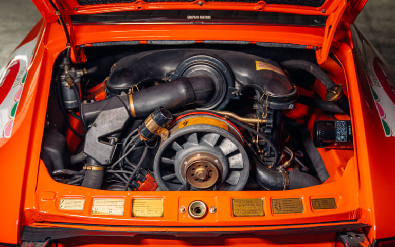 1973年製ポルシェ911カレラ RS 2.7 ツーリングのエンジンルーム｜「オリジナルを保っているのは珍しい…」50年以上前のクルマとは思えないコンディション。エアコンもパワーウィンドウもそのまま！ 伝説の名車［ポルシェ 911カレラ RS2.7］