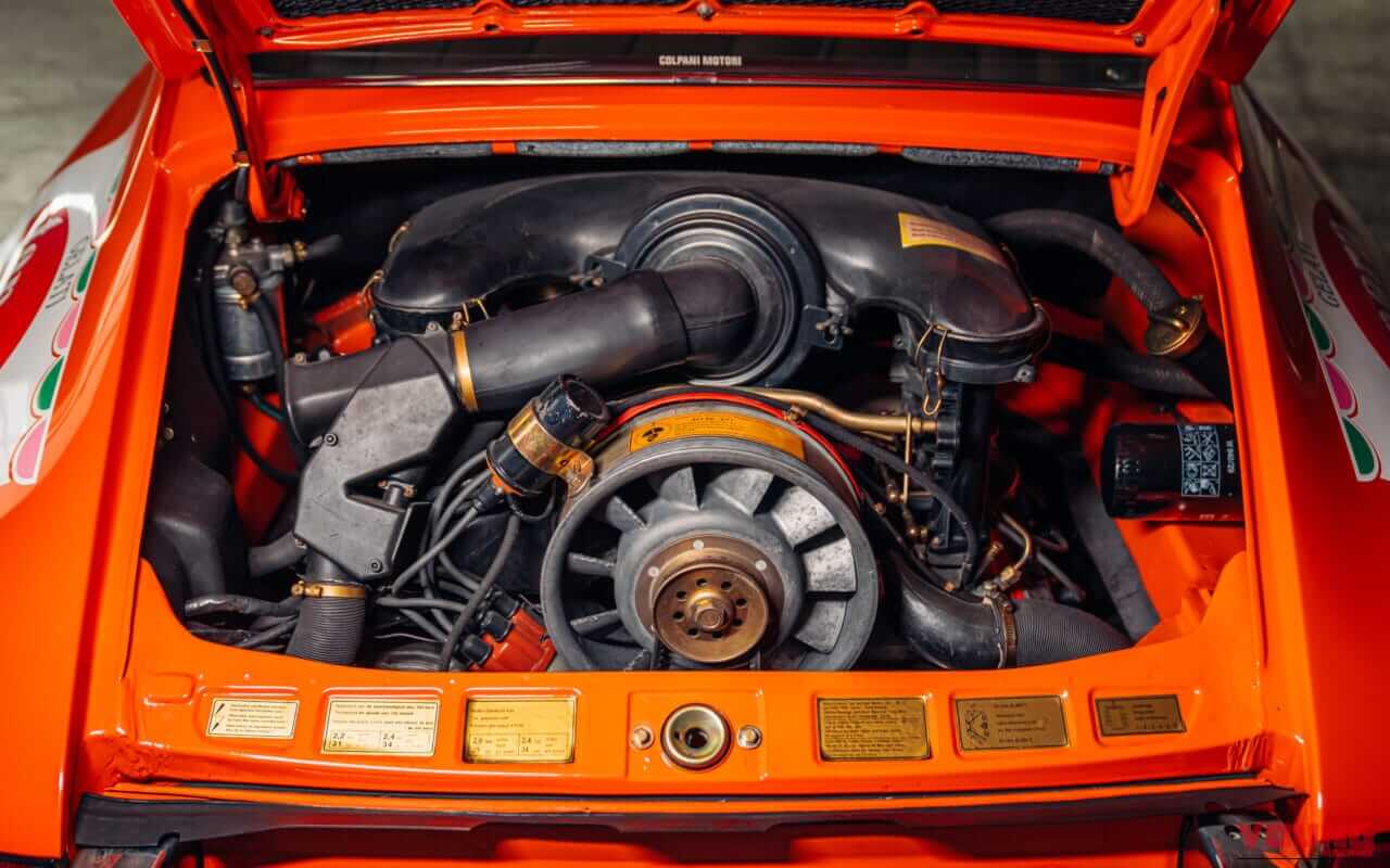 1973年製ポルシェ911カレラ RS 2.7 ツーリングのエンジンルーム｜「オリジナルを保っているのは珍しい…」50年以上前のクルマとは思えないコンディション。エアコンもパワーウィンドウもそのまま！ 伝説の名車［ポルシェ 911カレラ RS2.7］