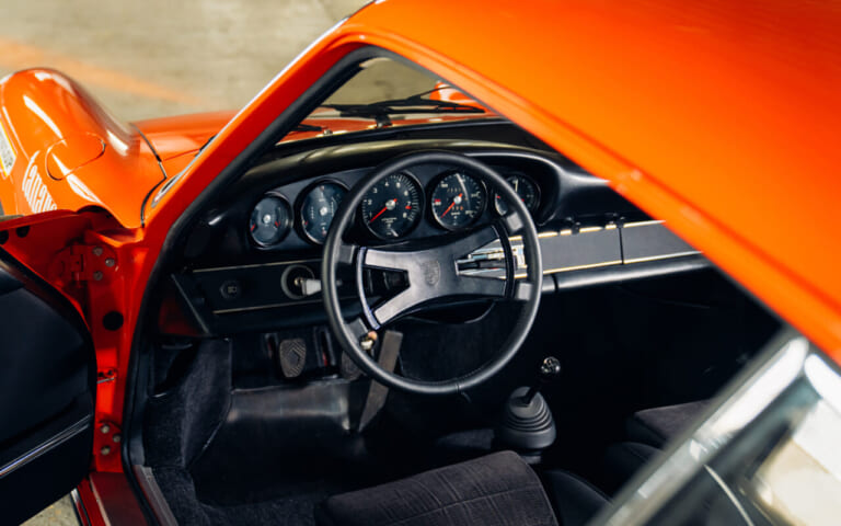 1973年製ポルシェ911カレラ RS 2.7 ツーリングの車内、運転席｜「オリジナルを保っているのは珍しい…」50年以上前のクルマとは思えないコンディション。エアコンもパワーウィンドウもそのまま！ 伝説の名車［ポルシェ 911カレラ RS2.7］