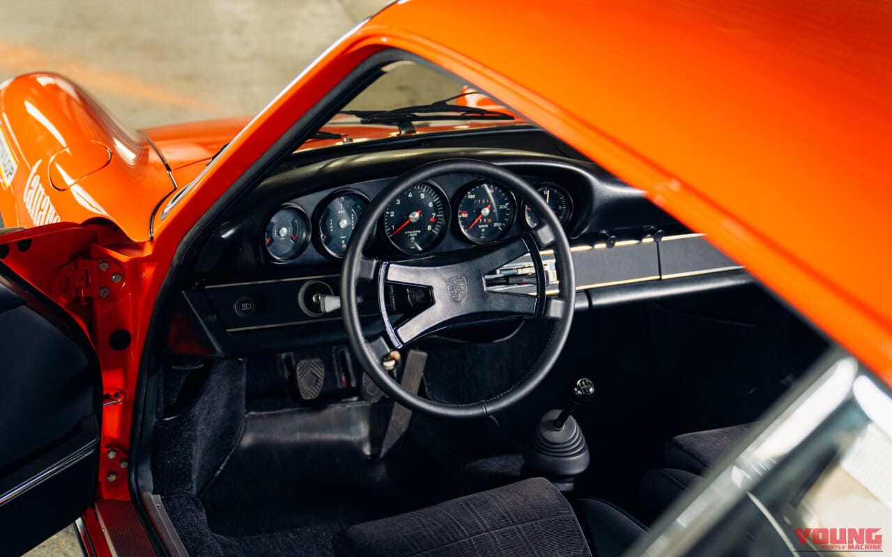 1973年製ポルシェ911カレラ RS 2.7 ツーリングの車内、運転席｜「オリジナルを保っているのは珍しい…」50年以上前のクルマとは思えないコンディション。エアコンもパワーウィンドウもそのまま！ 伝説の名車［ポルシェ 911カレラ RS2.7］