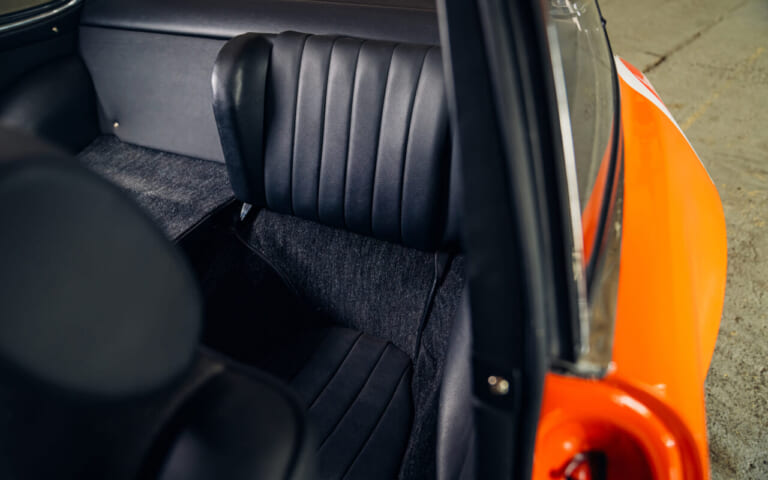 1973年製ポルシェ911カレラ RS 2.7 ツーリングの車内、リヤシート｜「オリジナルを保っているのは珍しい…」50年以上前のクルマとは思えないコンディション。エアコンもパワーウィンドウもそのまま！ 伝説の名車［ポルシェ 911カレラ RS2.7］
