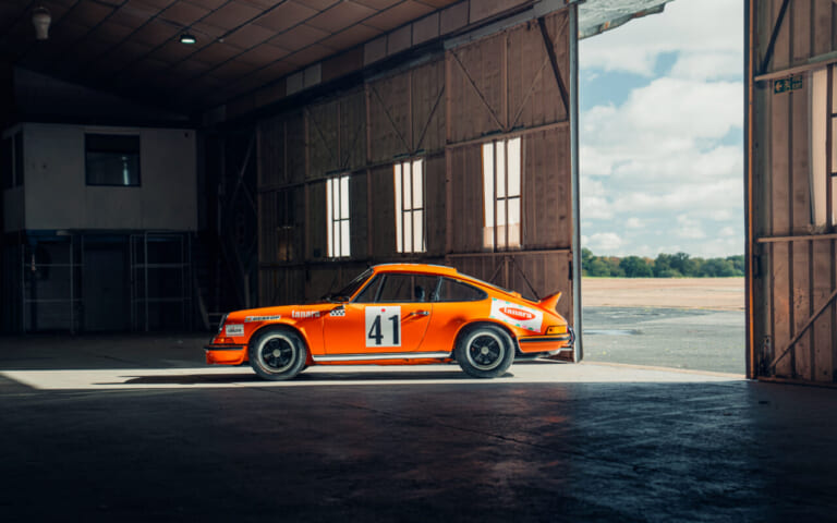 1973年製、ポルシェ911カレラ RS 2.7 ツーリングが倉庫内に停車している写真｜「オリジナルを保っているのは珍しい…」50年以上前のクルマとは思えないコンディション。エアコンもパワーウィンドウもそのまま！ 伝説の名車［ポルシェ 911カレラ RS2.7］