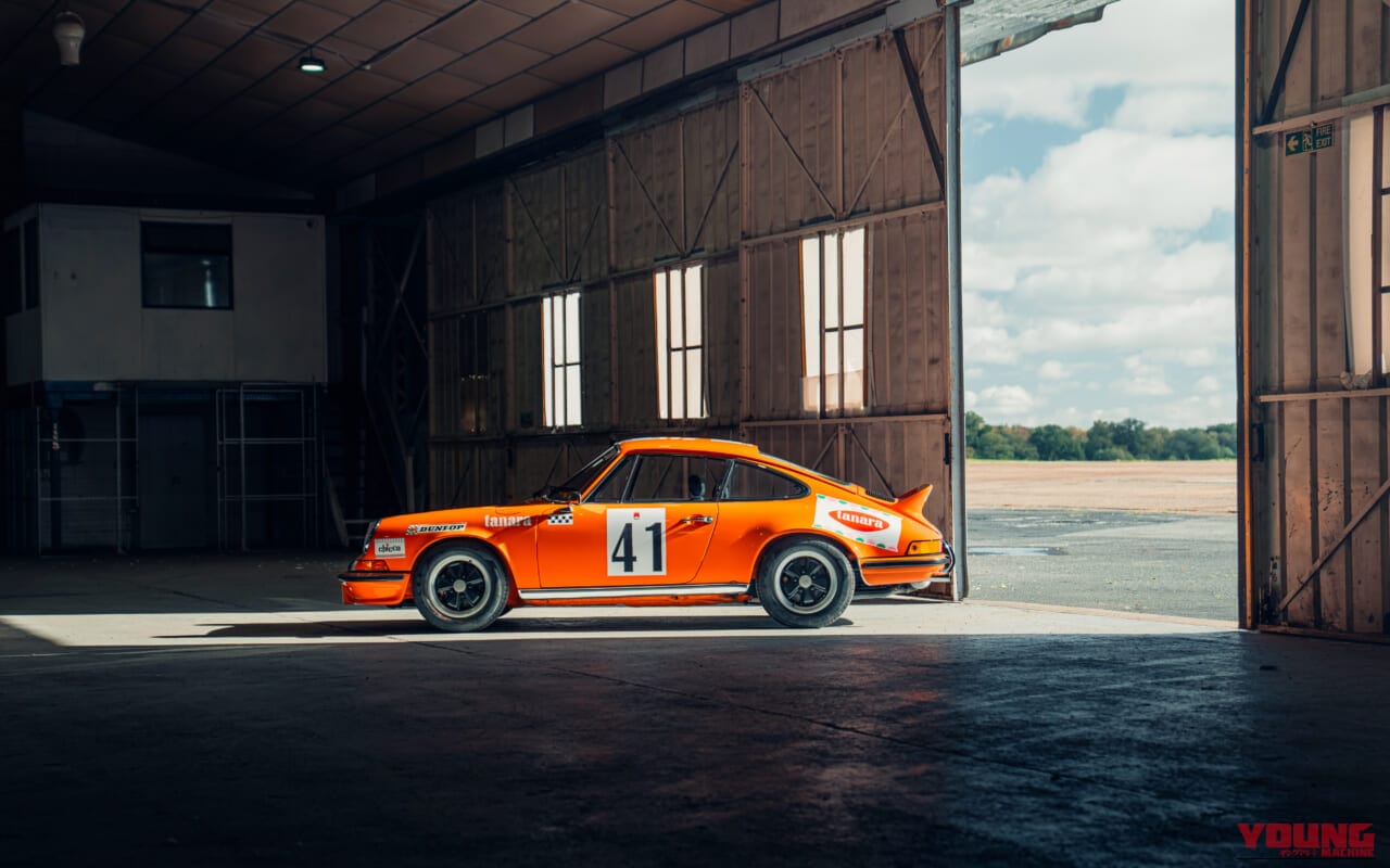 1973年製、ポルシェ911カレラ RS 2.7 ツーリングが倉庫内に停車している写真｜「オリジナルを保っているのは珍しい…」50年以上前のクルマとは思えないコンディション。エアコンもパワーウィンドウもそのまま！ 伝説の名車［ポルシェ 911カレラ RS2.7］