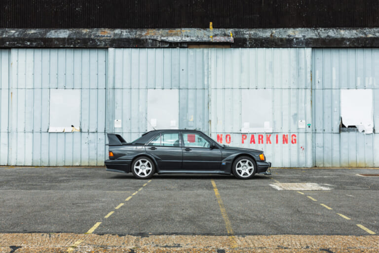 メルセデスベンツ190 E 2.5-16エボリューション2の右側面｜「いくらなんでも大げさ過ぎ…」BMWに嘲笑された“190 E 2.5-16 エボⅡ”。オークションでは意外な価格に。おじさん達が少年だった頃の憧れのクルマを深堀り